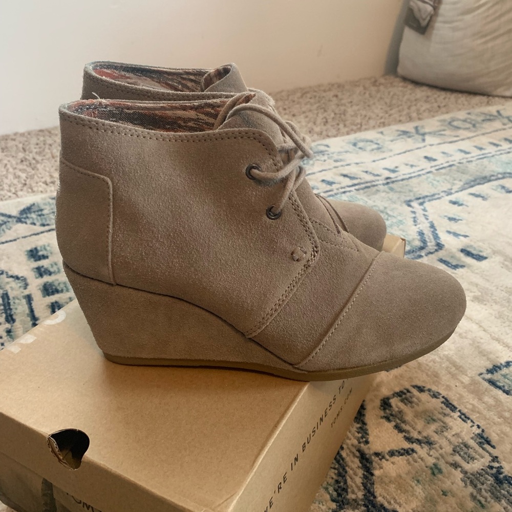 Women’s Toms booties, size 7. Gently worn, excellent condition. Look new!